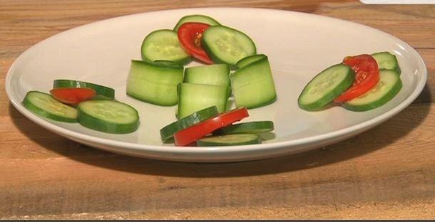 tabak süsleme-salatalıkla nasıl şekiller verebiliriz.